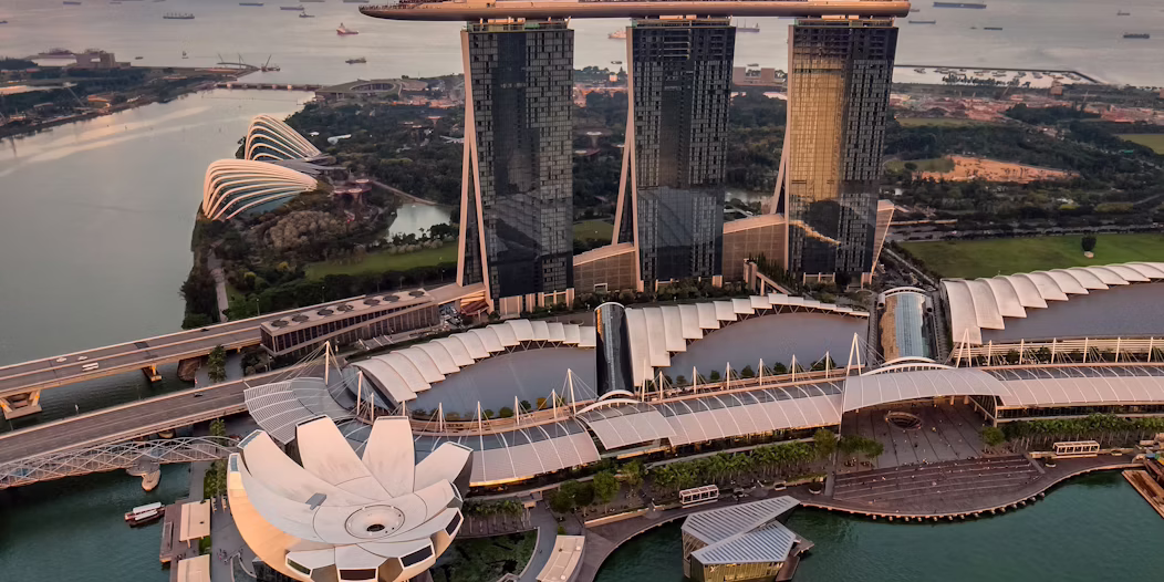 Panoramic view of Marina Bay Sands and ArtScience Museum in Singapore, highlighting the city’s iconic architecture and vibrant dining hub.