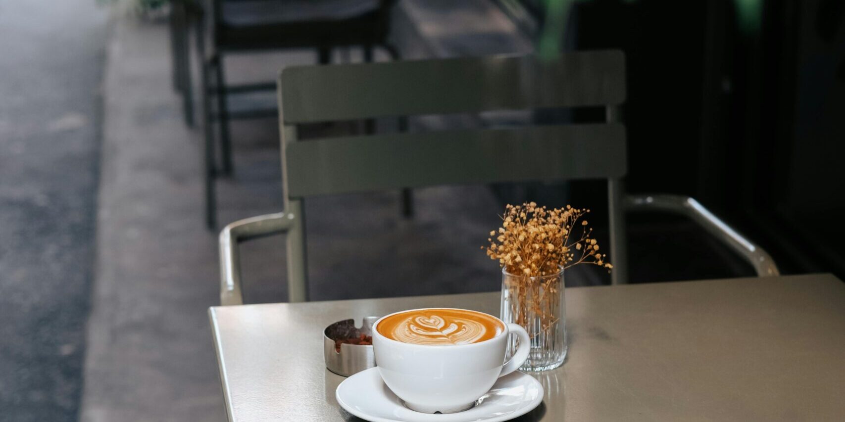 A cup of coffee served on a table at a cozy café along Orchard Road, capturing Singapore’s relaxed breakfast culture.